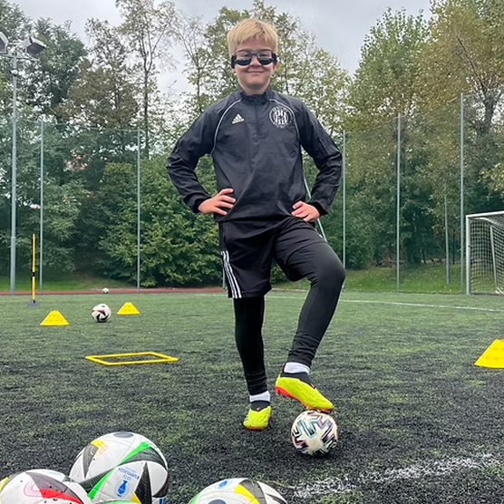 Fotbalista na individuálním tréninku Bav se fotbalem