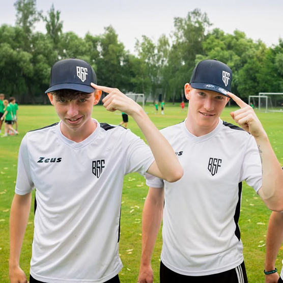 Trenéři představují merch - dresy a kšiltovky