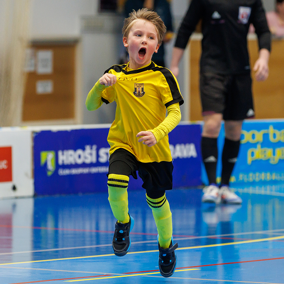 Fotbalista oslavuje vstřelený gól na turnaji Bav cup