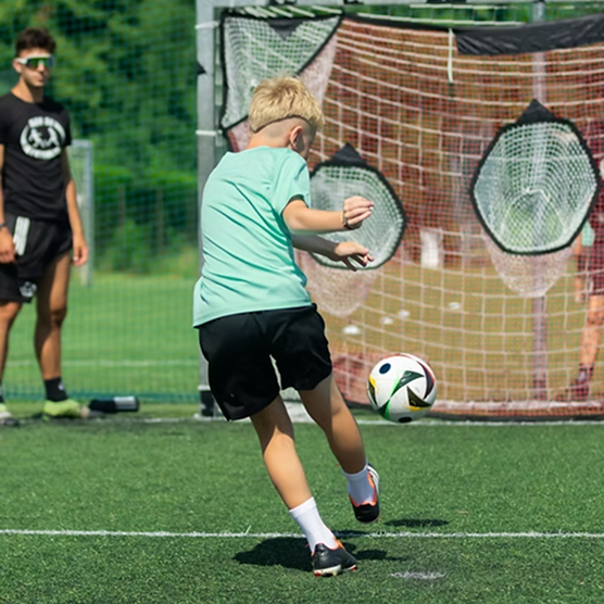 Fotbalista střílí na branku