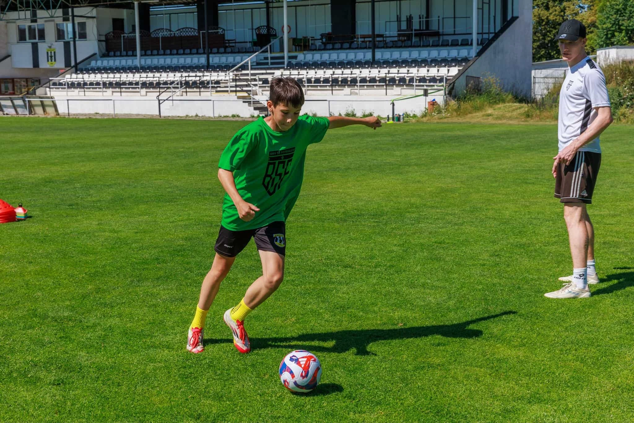 Střelba na individuálním tréninku pod vedením trenéra Bav se fotbalem