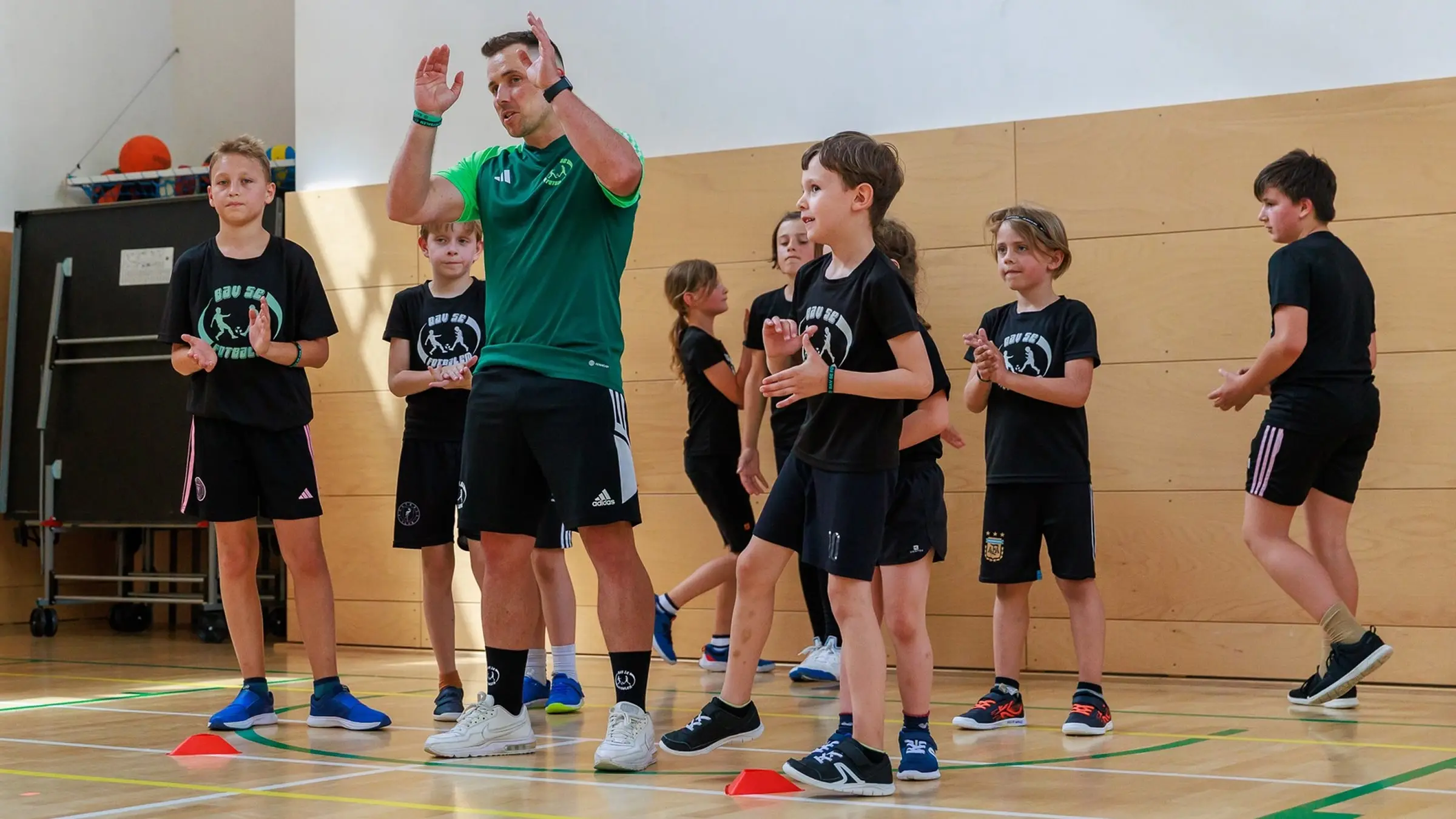 Vysvětlujeme cvičení na kroužku fotbalu